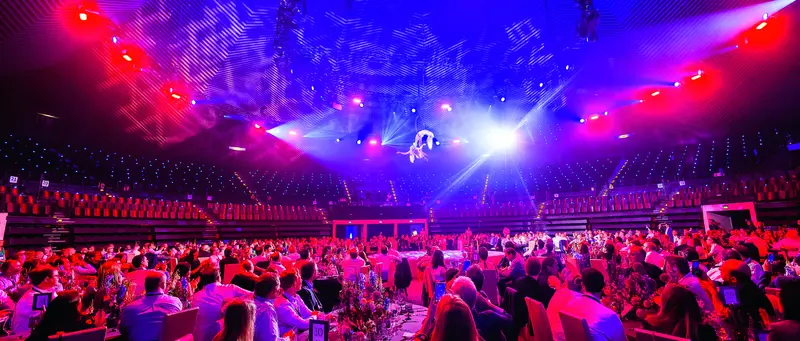 Galadinner in einer Arena mit Luftakrobatik über den Tischen