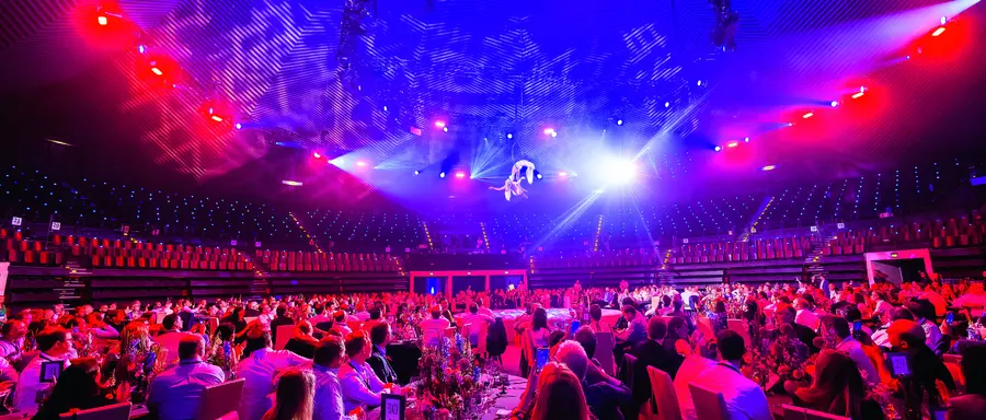 Galadinner in einer Arena mit Luftakrobatik über den Tischen