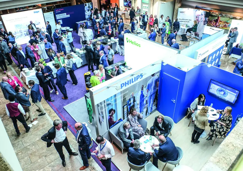 Industrieausstellung eines Fachkongresses mit vielen Besuchern