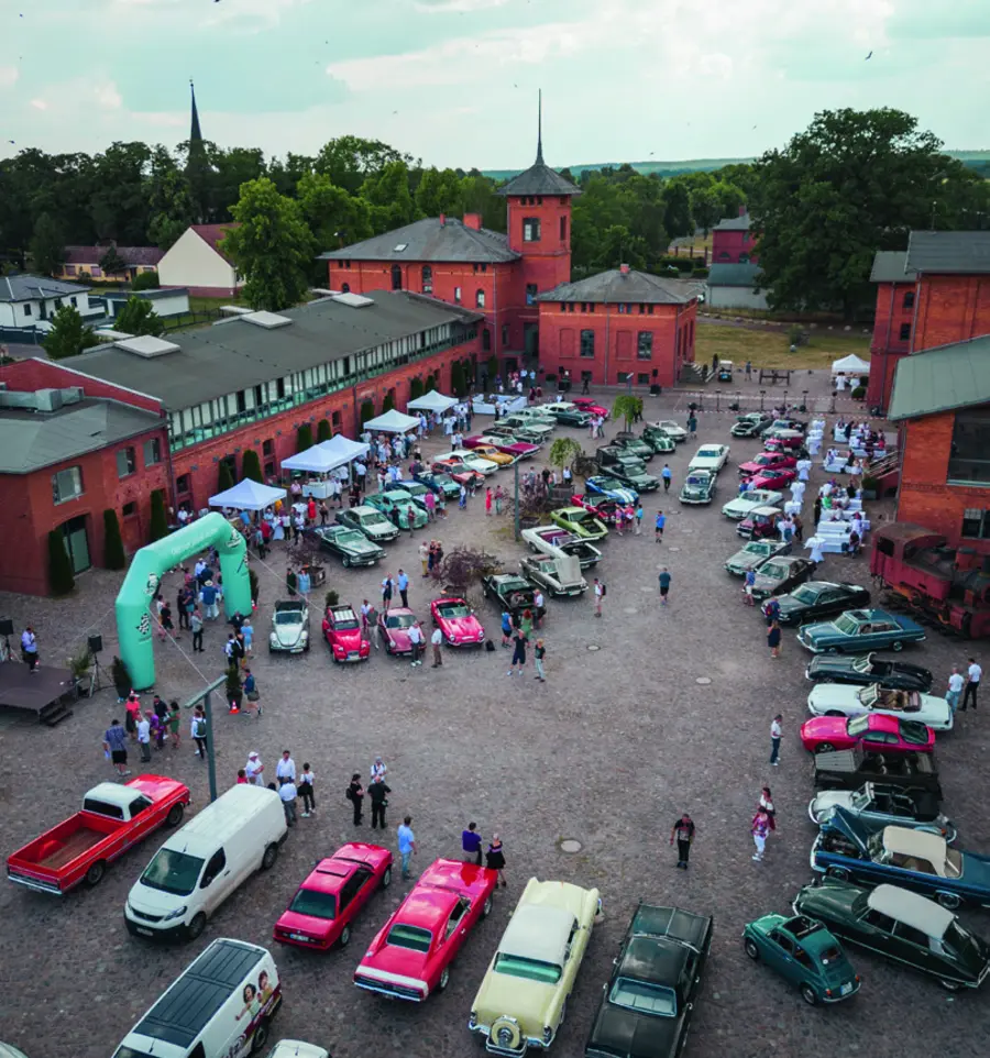 Oldtimer auf einem Hof aus Backsteingebäuden, von oben fotografiert